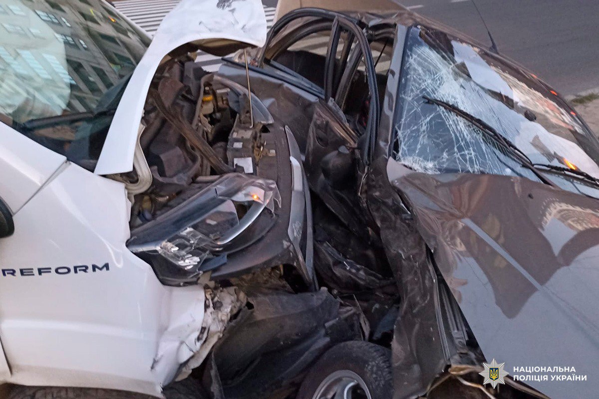 Потрапила до лікарні водійка Daewoo Lanos післі зіткнення з Peugeot: Новини Харкова
